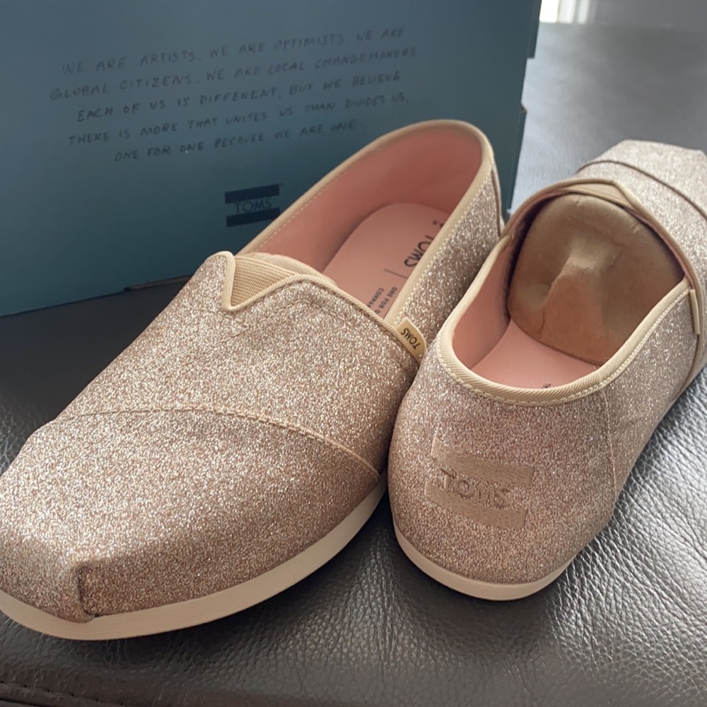 Gold glitter tom’s